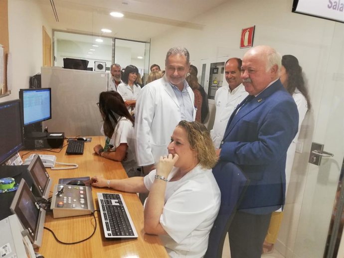 Jesús Aguirre visita la Unidad de Radioterapia del Hospital de Jerez