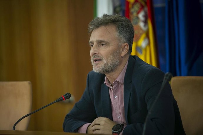 El portavoz del grupo parlamentario socialista, José Fiscal, en rueda de prensa. Foto de archivo