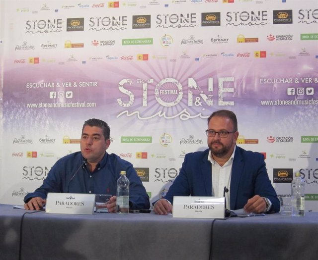 El promotor del Stone & Music Festival, Carlos Lobo y el alcalde de Mérida, Antonio Rodríguez Osuna en rueda de prensa.
