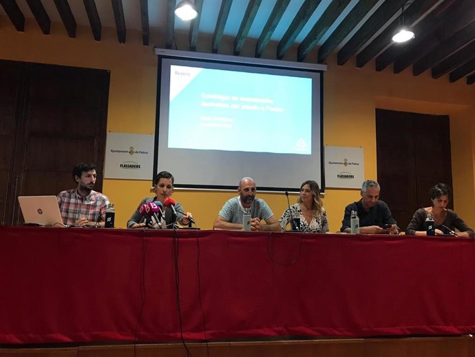 La portaveu de Rezero a Balears, Roser Badia, en roda de premsa juntament amb altres personalitats de Balears en la presentació d'un informe sobre la presncia de derivats del plstic en l'orina.