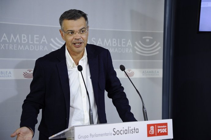 El diputado del PSOE Juan Antonio González en rueda de prensa para valorar los datos de paro