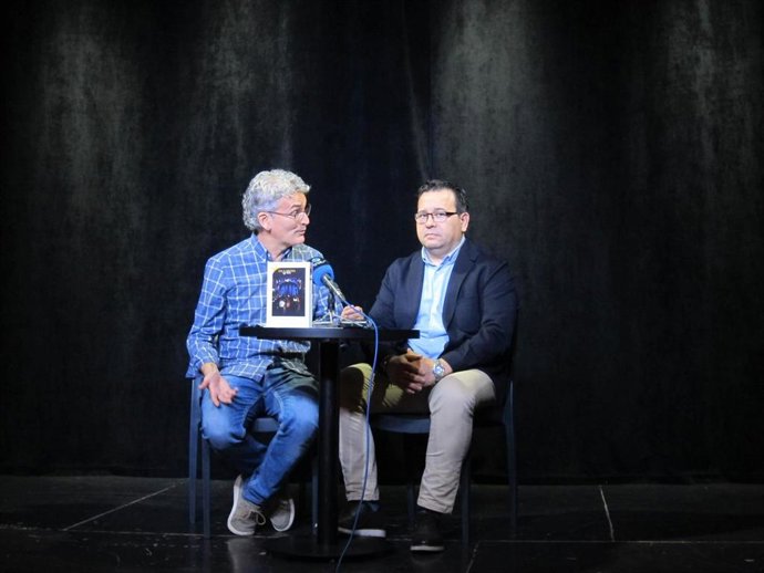 El director general de Dinámica teatral y Sala Negra, Alejandro Ramonda, y el director de juventud del Gobierno de La Rioja, Franisco Rivero, presentan la nueva programación de la Sala Negra