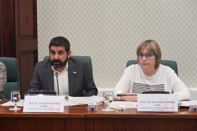 El conseller Chakir el Homrani y la pta.De la comisión de Trabajo y Asuntos Sociales del Parlament Montserrat Fornells