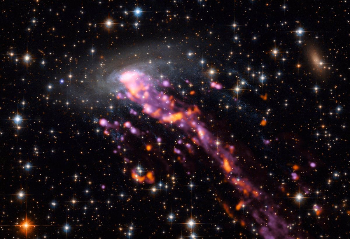 La galaxia ESO 137-001, una medusa cósmica