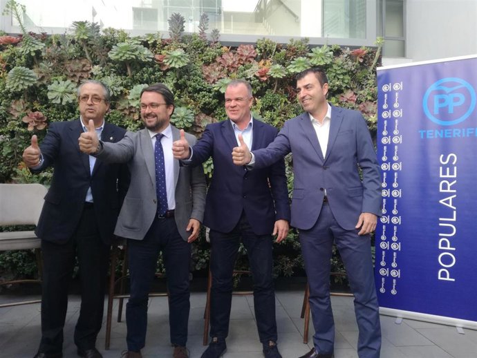 Manolo Gómez (tercero a la izquierda), en la presentación de su candidatura electoral