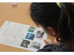 Una alumna realizando la prueba de evaluación final de Primaria.