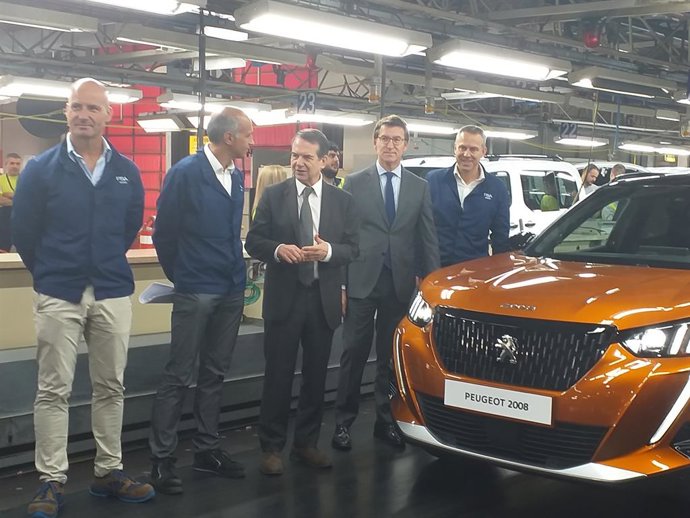 Alberto Núñez Feijóo y Abel Caballero, con directivos de PSA Peugeot Citron, en el acto de lanzamiento industrial del nuevo Peugeot 2008