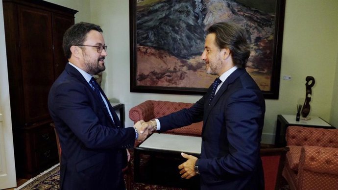 El presidente del Parlamento de Canarias, Gustavo Matos, recibe al senador del PP Asier Antona