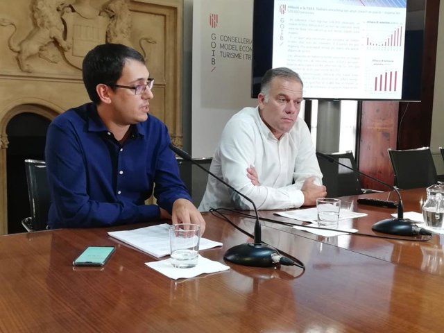 El conseller de Model Econòmic, Turisme i Treball, Iago Negueruela, i el director general d'Ocupació, Llorenç Pou.