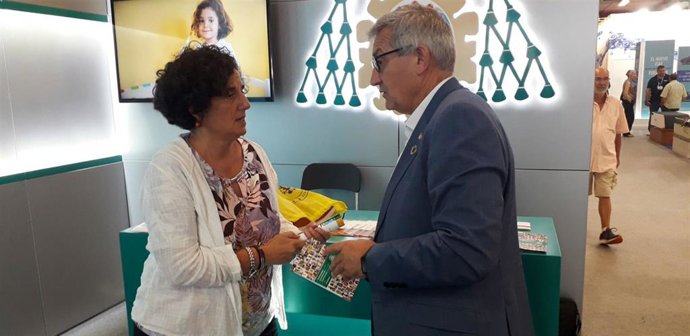 La consejera de Cultura, Política Llingüística y Turismo del Principado,  Berta Piñán, junto al rector de la Universidad de Oviedo, Santiago García, en la Fidma