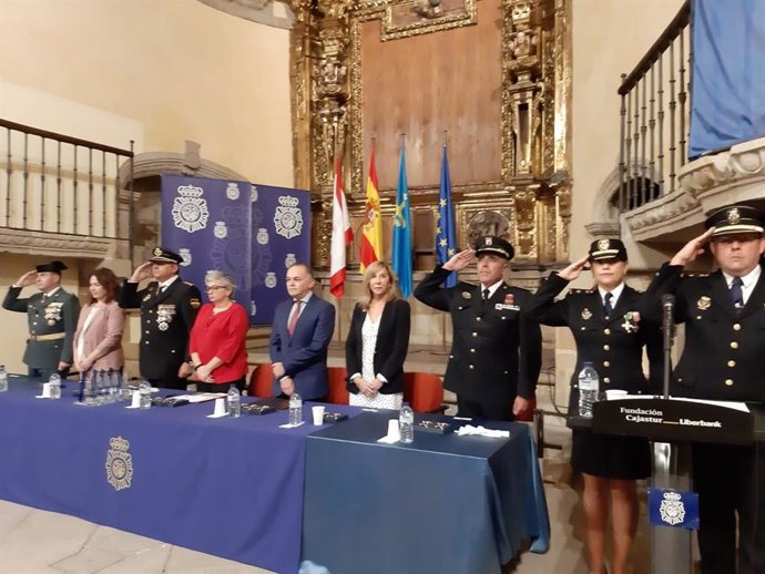 Acto de celebración del patrón del Cuerpo Nacional de Policía en la colegiata San Juan Bautista de Gijón