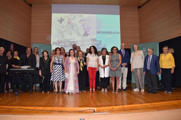 La consejera de Igualdad, Rocío Ruiz, en el centro de la imagen, durante la entrega este miércoles de los premios de microrrelatos de los Centros de Participación Activa (CPA).