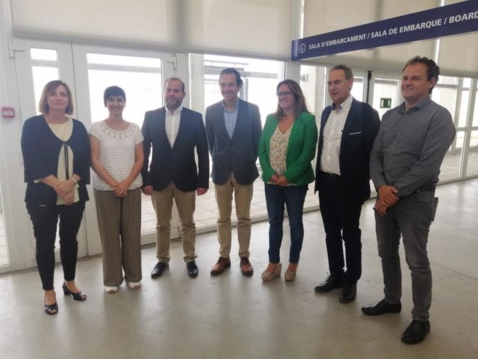 Els consellers de Medi Ambient, Miquel Mir; d'Habitatge, Marc Pons; la presidenta del Consell de Menorca, Susana Mora i la vicepresidenta del Consell de Menorca, Maite Salord, entre altres autoritats