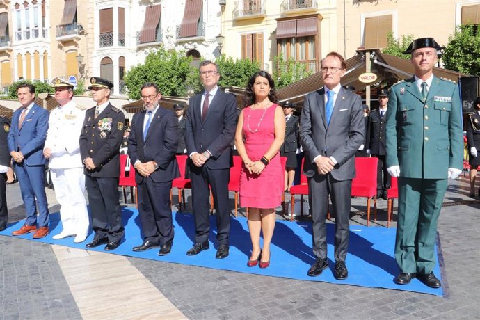 La consejera de Transparencia con el delegado del Gobierno y al alcalde de la ciudad, entre otros, en acto institucional e imposición de condecoraciones del Día de la Policía con motivo de la festividad de los Ángeles Custodios