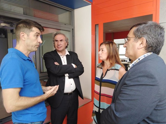 La presidenta del Govern de Balears, Francina Armengol, i el conseller d'Educació, Universitat i Investigació, Martí March, han visitat aquest dimecres les installacions de l'Institut d'Ensenyaments a Distncia de Balears (IEDIB).