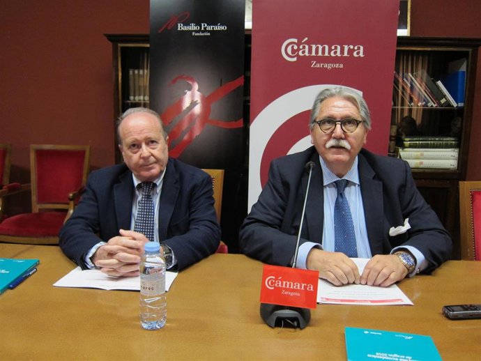 Marcos Sanso y Manuel Teruel presentan el informe económico de la Fundación Basilio Paraíso.