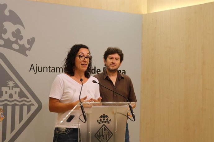 La teniente de alcalde de Seguridad Ciudadana, Joana Maria Adrover y el portavoz de Cort, Alberto Jarabo.