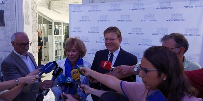 Ximo Puig y Maria Teresa Fernández de la Vega atienden a los medios en Casa Mediterráneo.