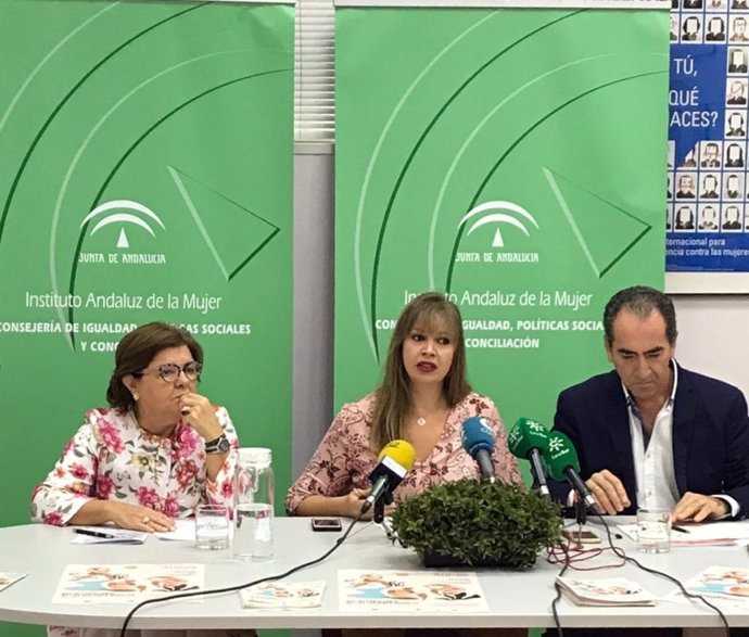 La asesora de programa del IAM en Córdoba, Lourdes Arroyo (centro), en rueda de prensa
