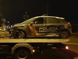 Uno de los coches policiales destrozados tras la persecución