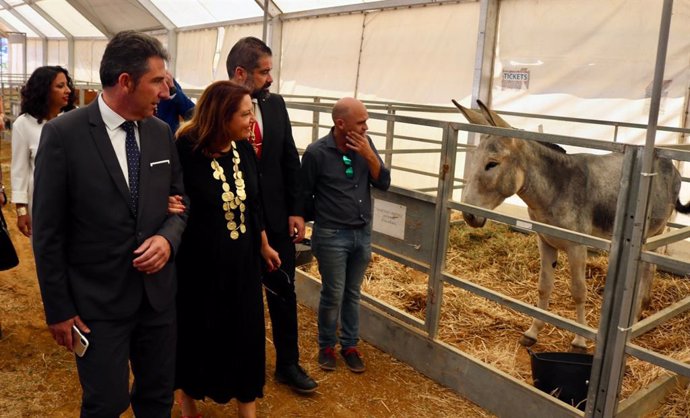Huelva.- Crespo respalda al sector en su visita a la muestra ganadera de la Feri