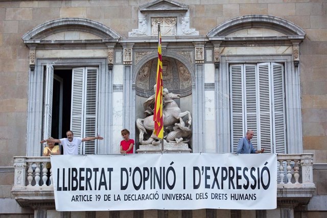 Colocan una nueva pancarta en la fachada de la Generalitat en honor a los presos del procès después de la retirada de la anterior el 27 de septiembre de 2019.
