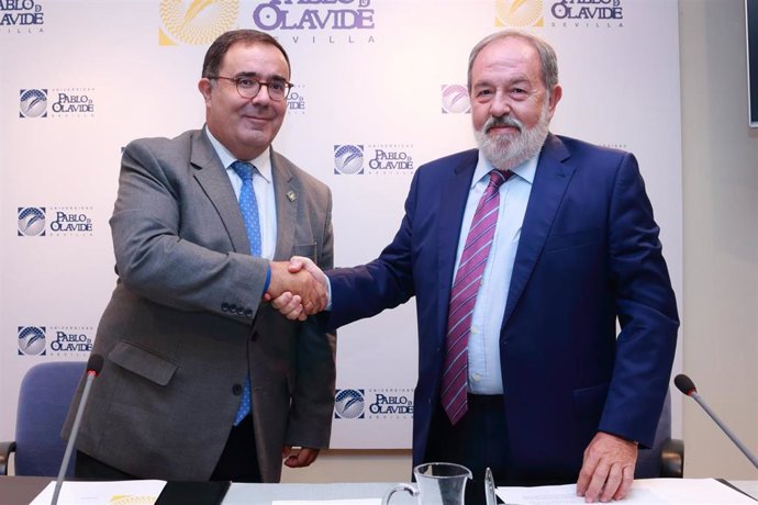 El rector de la Universidad Pablo de Olavide (UPO) de Sevilla, Vicente Guzmán, y el decano del Colegio de Médicos de Sevilla, Alfonso Carmona, firman un protocolo general de colaboración.