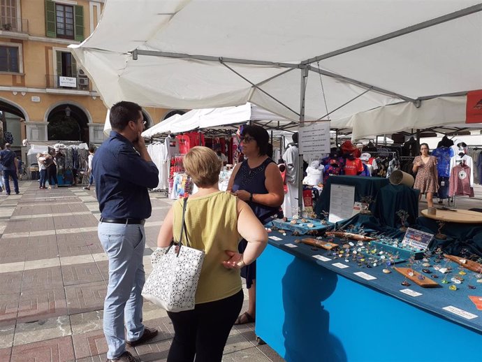 Rodrigo Romero y Maria Antnia Comas visitan el mercado artesano de Plaza Mayor.