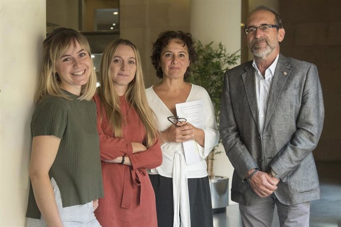 Premiadas por la DPH junto al presidente de la Comisión de Cultura y la ténico de Artes Plásticas de la DPH