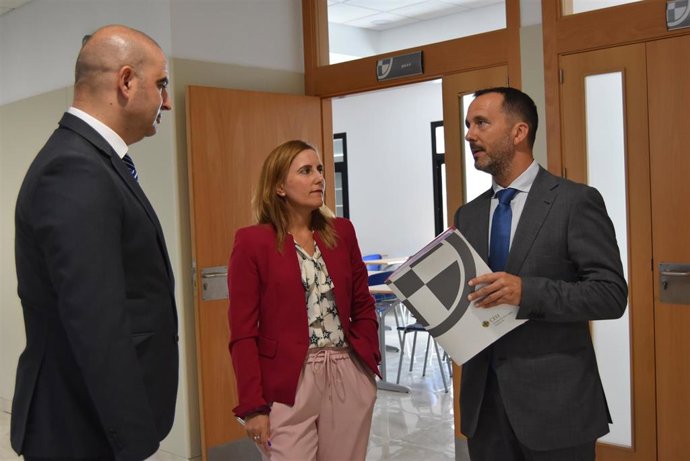 El profesor de Tech de CEU Andalucía, Antonio Bueno; la jefa de estudios, Gloria Suan, y el director del Centro de Estudios Profesionales, Juan Ignacio de la Fuente.