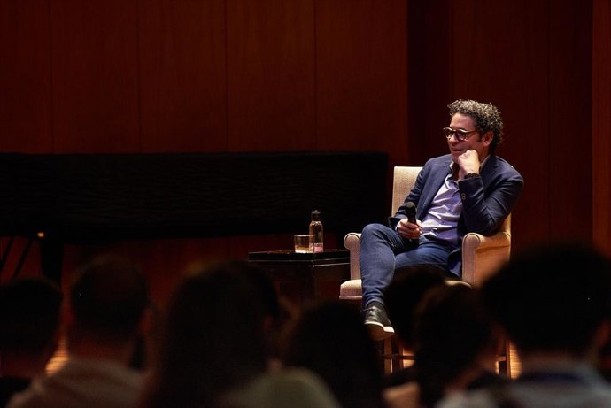 El director de orquesta, Gustavo Dudamel, durante su encuentro con los alumos de la Escuela Superior de Música Reina Sofía.