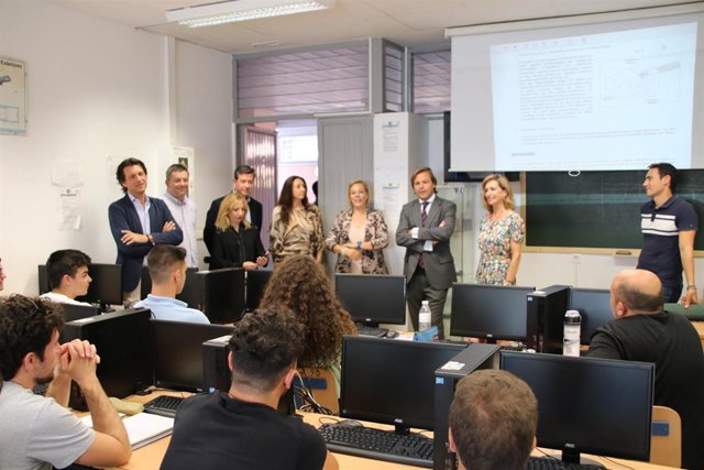 Repullo (centro) visita el ciclo de 'Programación de la Producción en Fabricación Mecánica' del IES Zoco