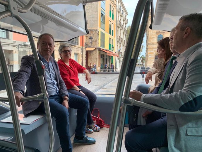 La alcaldesa de Gijón, Ana González (PSOE), y el concejal de Medio Ambiente y Movilidad, Aurelio Martín (IU-IAS), en la prueba de un prototipo de autobús eléctrico