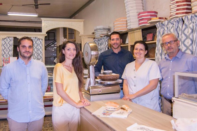 (I-D) El Director General De Comer, Fabrizio Vaig donar Giacomo, La Gerent De PalmaActiva,  Susana Rincón, El Regidor De Promoció Econmica Rodrigo Romero, Xisca Campos Del Forn De la Glria; I Josep Magraner De Forners I Pastissers.