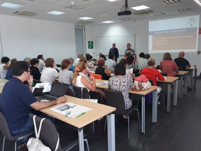 Alumnos en una de las sesiones teórcias del curso sobre denominaciones de origen de la Universidad Internacional de Andalucía (UNIA)