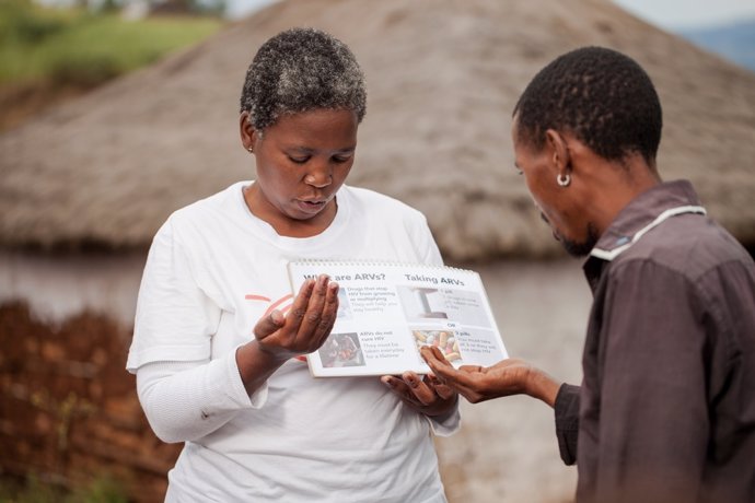 Babongile Luhlongwane, agente de salud comunitaria, realiza una prueba de detección del VIH a Philisiwe, una joven de 23 años que vive en el remoto distrito de Entumeni de KwaZulu-Natal, donde la prevalencia del VIH es mayor