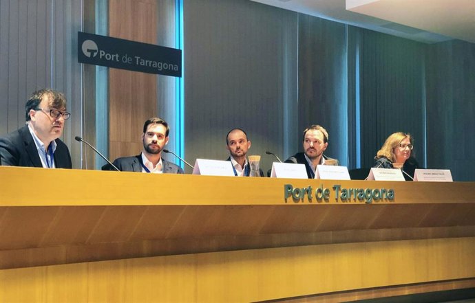 La subdirectora general dOrganització i Recursos Interns del Port de Barcelona, Catalina Grimalt, la primera per la dreta, durant la taula rodona