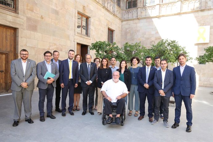 El president de la Generalitat, Quim Torra, i la portaveu del Govern, Meritxell Budó, amb la nova executiva de l'ACM
