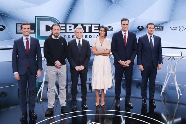 El presidente del PP, Pablo Casado; el secretario general de Podemos, Pablo Iglesias; el presidente del Gobierno, Pedro Sánchez; y el presidente de Ciudadanos, Albert Rivera, junto a los moderadores Vicente Vallés y Ana Pastor, preparados para el debate d