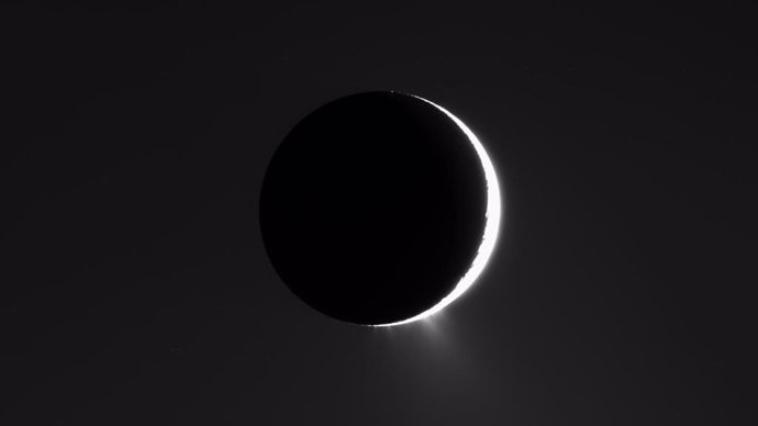 Los géiseres de Encélado emiten compuestos ligados en la Tierra a la vida 