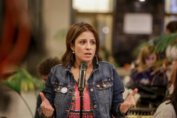 La portavoz parlamentaria del PSOE, Adriana Lastra, ofrece una rueda de prensa a los medios de comunicación en el Congreso de los Diputados tras su segunda reunión con Unidas Podemos para sacar adelante la investidura del candidato socialista tras la fa