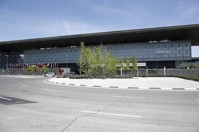 Vista exterior del edificio de la sede de Telefónica, situado en la Ronda de la Comunicación de Madrid.