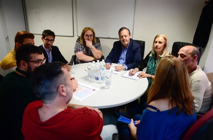 El consejero de Políticas Sociales, Familias y Natalidad, Alberto Reyero, se reúne con COGAM