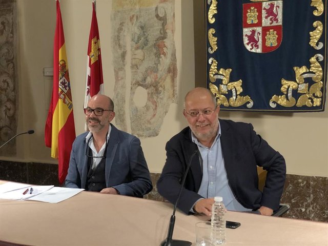 El vicepresidente de la Junta, Francisco Igea (derecha), comparece junto al consejero de Cultura y Turismo, Javier Ortega.