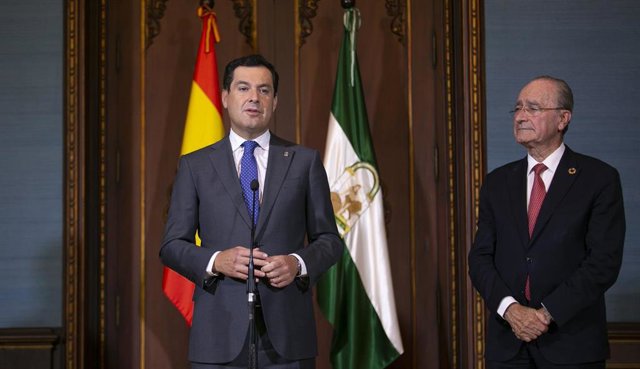 El presidente de la Junta de Andalucía, Juanma Moreno (i) y alcalde de Málaga, Francisco de la Torre (d) atienden a los medios de comunicación tras su reunión. En San Telmo.