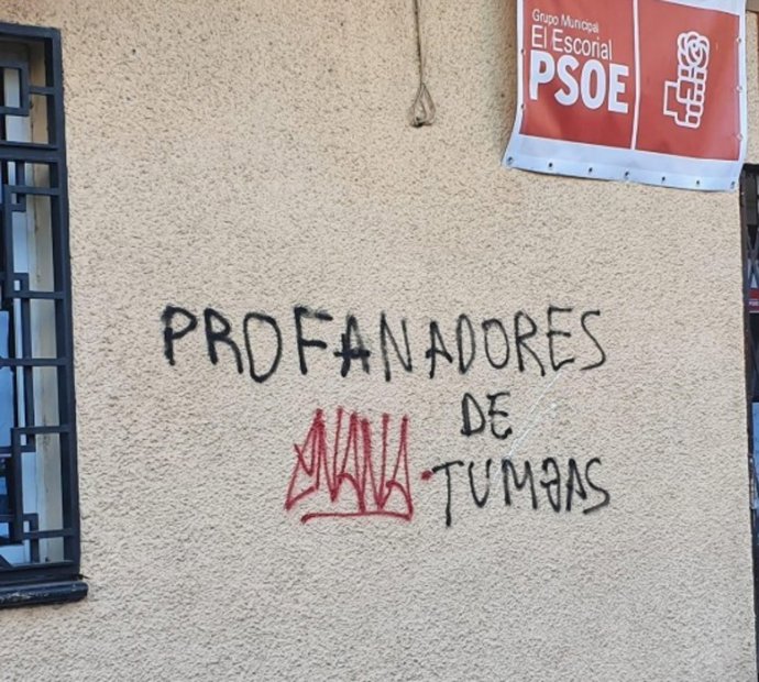 Aparecen pintadas de "Viva Franco" y "Profanadores de tumbas" en las sedes del PSOE de El Escorial y San Lorenzo