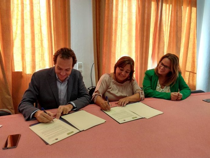 El conseller de Movilidad del Govern, Marc Pons,  ha firmado este miércoles un acuerdo con la alcladesa de Sant Lluís, Carol Marqus, que permitirá la construcción de 10 viviendas de protección oficial en el municipio.