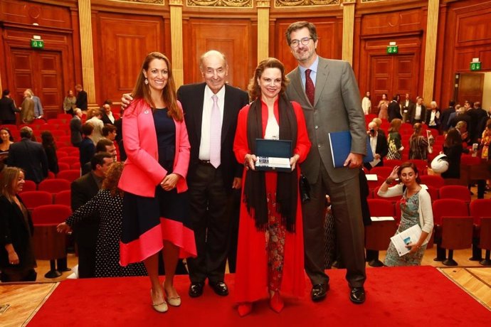 La decana del Icab, Maria Eugnia Gay; el presidente de Roca Junyent, Miquel Roca; la embajadora de Costa Rica, Ana Helena Chacón, y el presidente ejecutivo de Roca Junyent, Joan Roca.