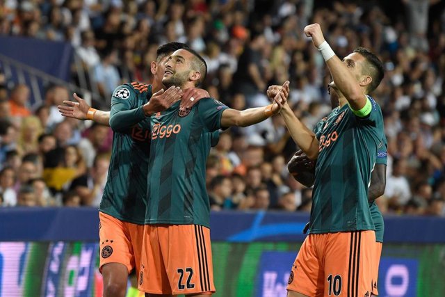 Hakim Ziyech celebra un gol con el Ajax en Mestalla.