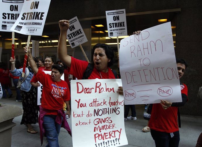 Los profesores de Chicago mantienen una huelga indefinida